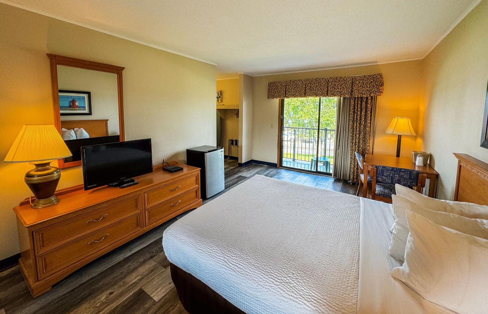 Days Inn By Wyndham Mackinaw City - Lakeview Bagian luar foto