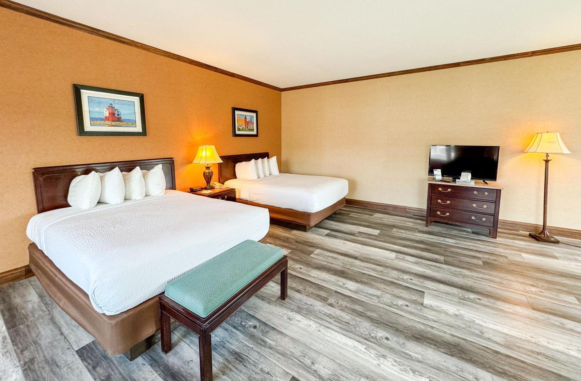 Days Inn By Wyndham Mackinaw City - Lakeview Bagian luar foto