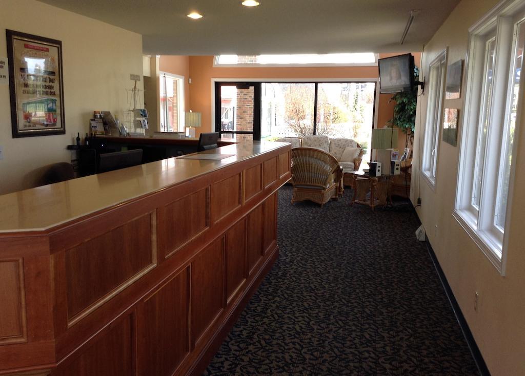 Days Inn By Wyndham Mackinaw City - Lakeview Bagian luar foto